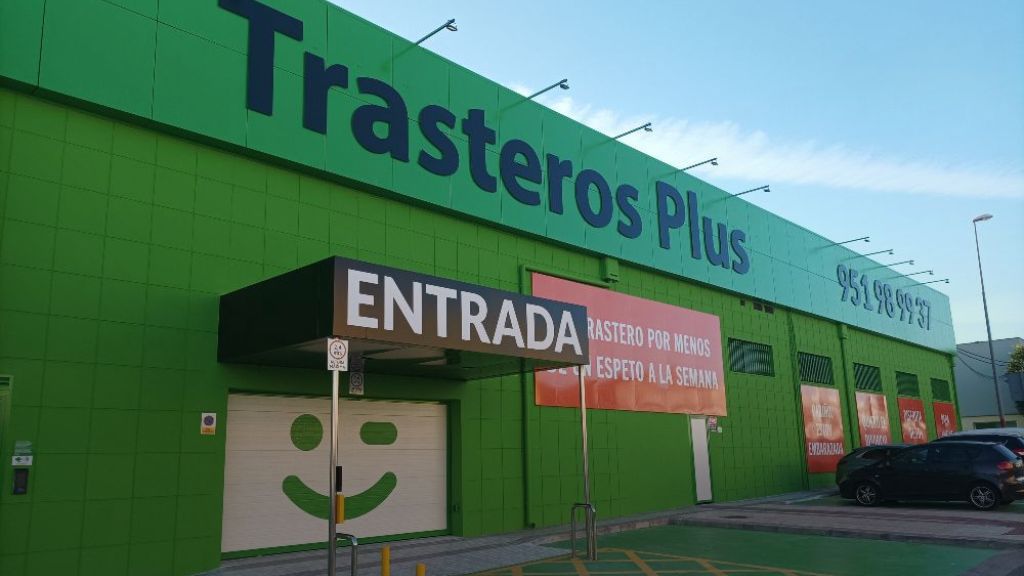 Trasteros Plus self-storage facility entrance